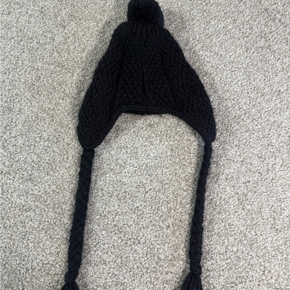 Like new Columbia Women’s Fleece-Lined Knit Trapper Hat Black with Pom & Braids - Picture 4 of 4